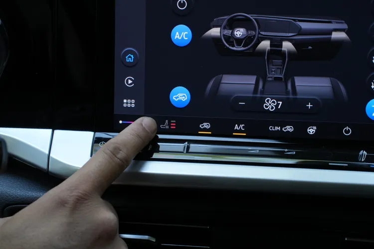 Ford Tourneo Connect Active前座電熱椅功能整合於中央觸控螢幕，可自由選擇三段加熱強度，操作直覺便利。黃天佑攝