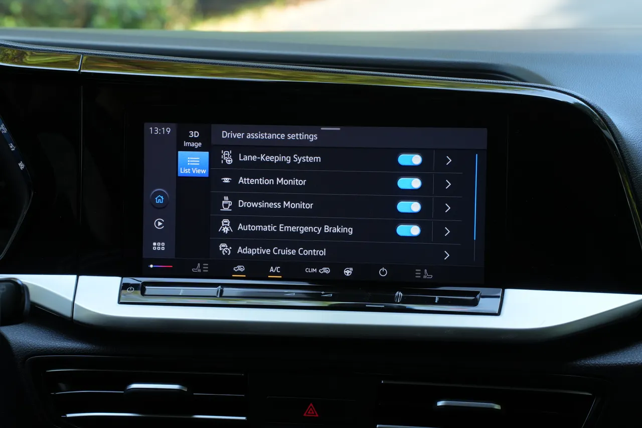 Ford Tourneo Connect Active配備完整Level 2半自動輔助駕駛系統，包括全速域定速巡航、車道維持、盲點偵測與自動煞停等功能。黃天佑攝