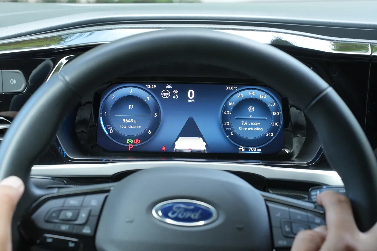 10.25吋全數位液晶儀錶板提供豐富行車資訊，可依駕駛需求自訂顯示模式，搭配清晰的指針與數位圖示，讓Ford Tourneo Connect Active在長途或市區行駛時都能一目了然掌握車況。黃天佑攝