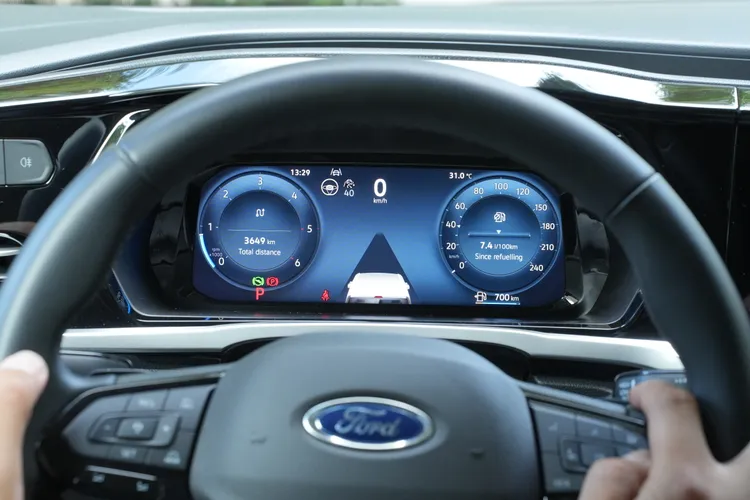 10.25吋全數位液晶儀錶板提供豐富行車資訊，可依駕駛需求自訂顯示模式，搭配清晰的指針與數位圖示，讓Ford Tourneo Connect Active在長途或市區行駛時都能一目了然掌握車況。黃天佑攝
