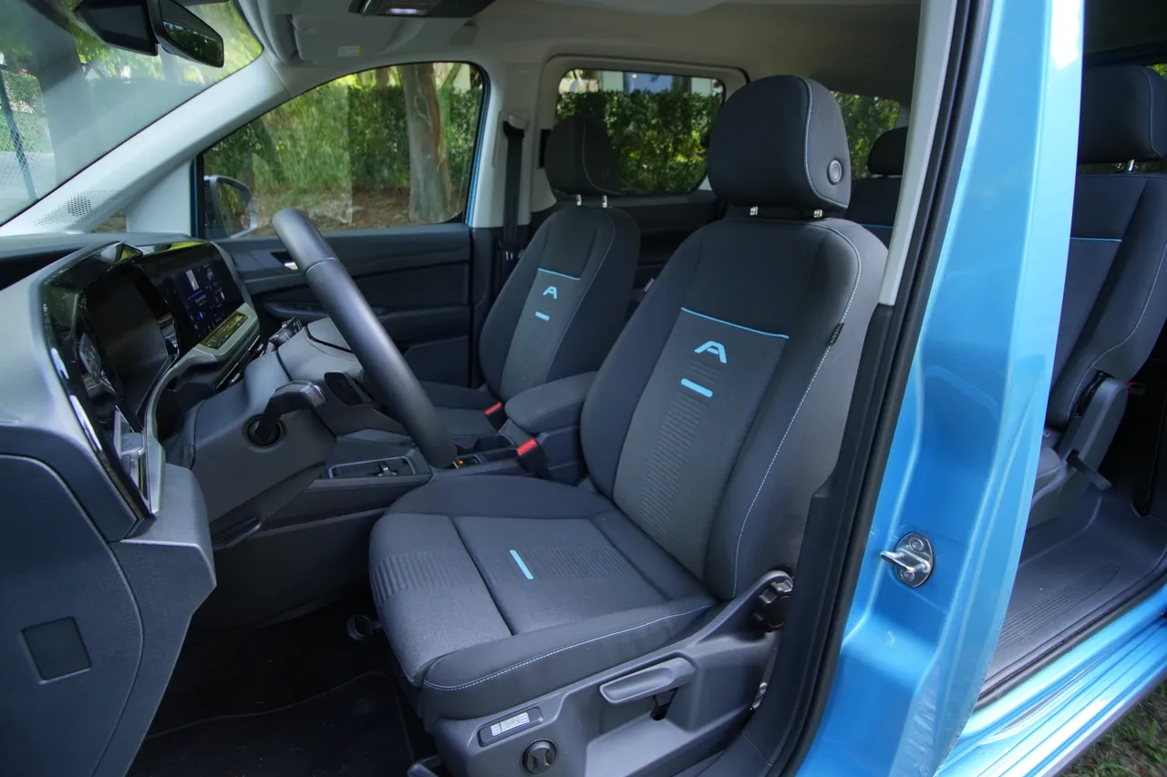 Ford Tourneo Connect Active前座採織布座椅包覆，通過AGR人體工學認證，提供良好腰背支撐與腿部延伸功能，雙前座具備電熱功能，即使寒冷天氣也能保持舒適乘坐感受。黃天佑攝