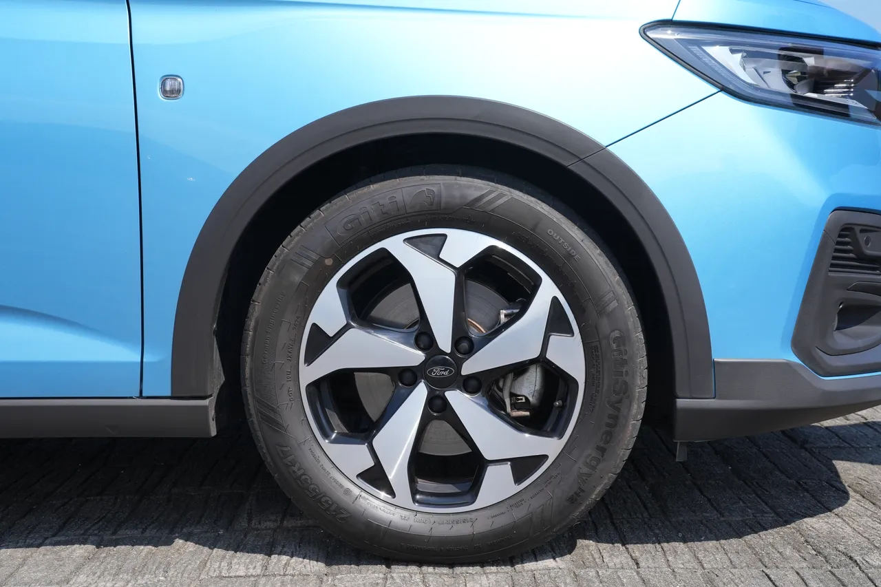 專屬Active車型的17吋雙色鋁圈造型粗獷又不失細緻，搭配略高的離地間隙與黑色輪拱飾板，營造出一股輕越野風格。黃天佑攝