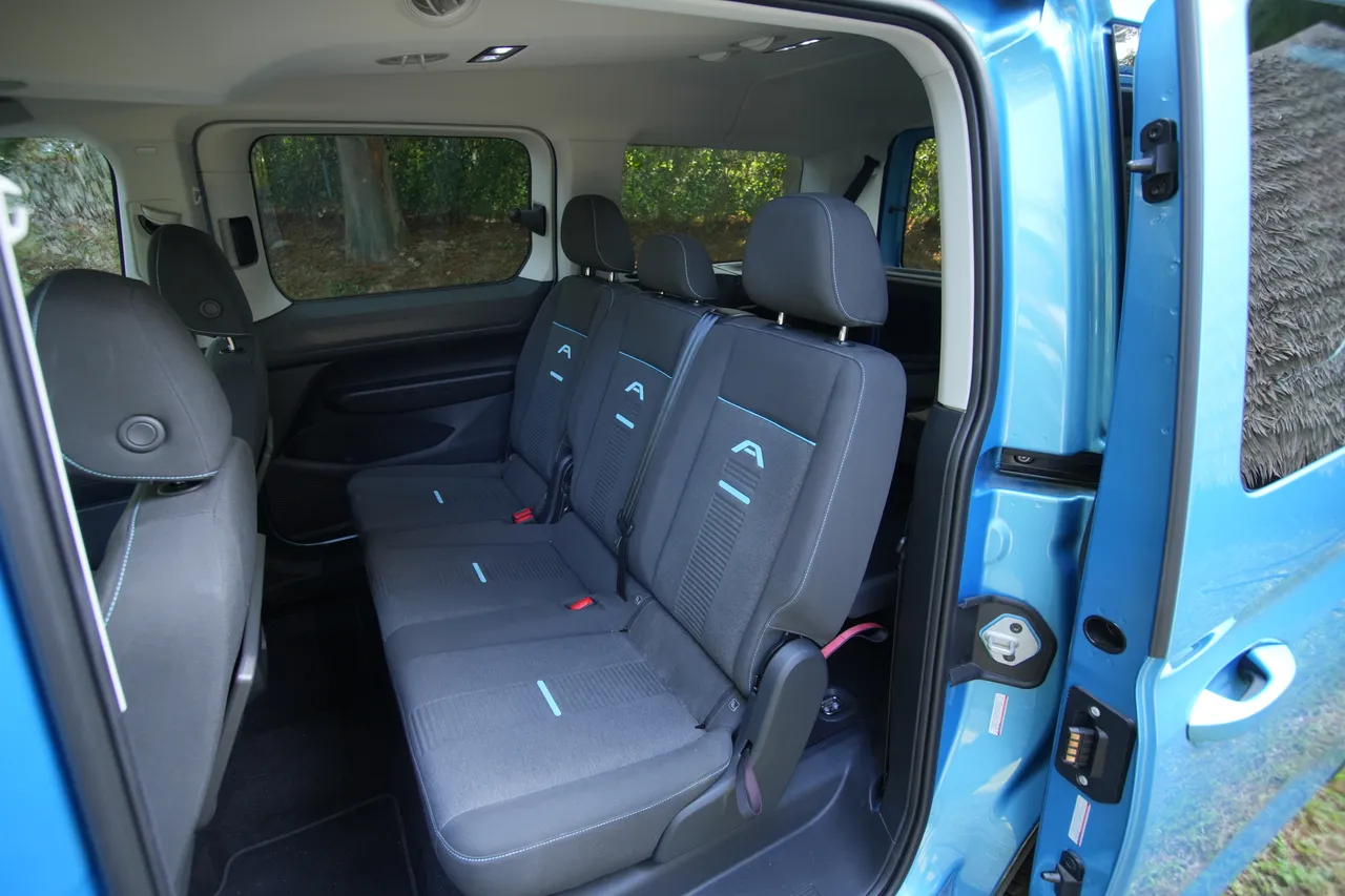 第二排座椅採專屬織布材質，具備椅背傾斜、前翻收納與 6/4 分離傾倒功能，頭枕獨立設計，提供充裕腿部與頭部空間，兼顧乘坐舒適與多樣化載物需求。黃天佑攝