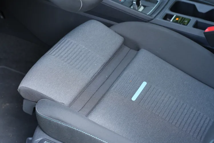 前座座椅前端可向前拉出延伸腿靠，提供長途乘坐時更完整的支撐與舒適感。黃天佑攝