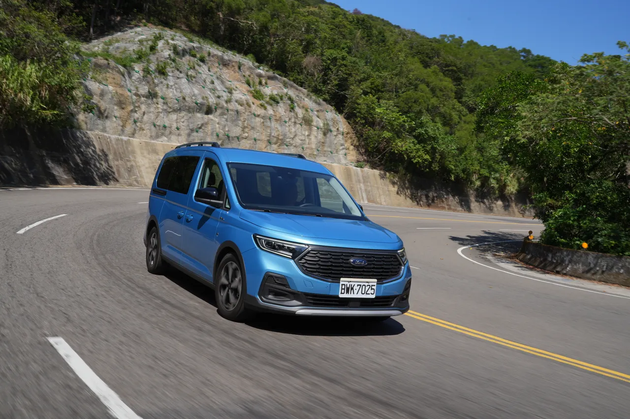 Ford Tourneo Connect Active搭載2.0升四缸柴油渦輪增壓引擎，低轉速即能輸出高扭力，動態加速線性平順，即使滿載七人或行李，也能保持穩定動力輸出，兼顧商旅與休旅多用途需求。黃天佑攝
