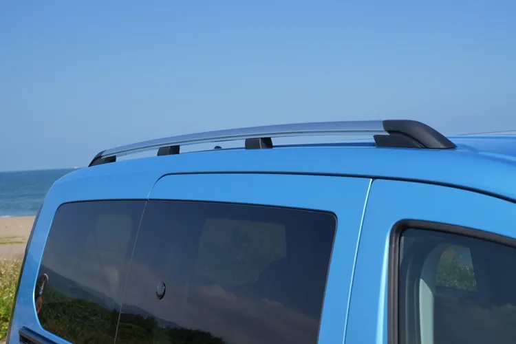 銀色車頂行李架不僅為Ford Tourneo Connect Active增添戶外氣息，也兼具實用功能，無論是露營帳篷、腳踏車還是滑雪板，都能輕鬆承載。黃天佑攝