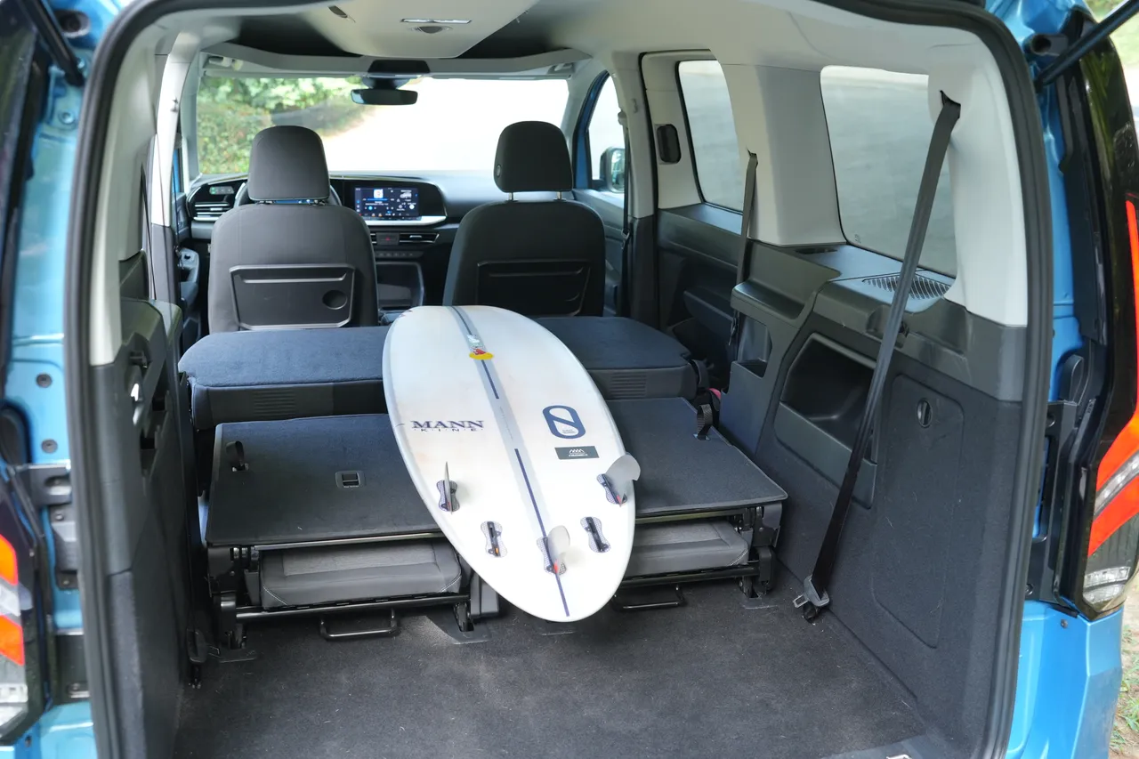 將第二排與第三排座椅完全放倒後，行李廂空間平整寬敞，可輕鬆放置衝浪板或大型休閒裝備，展現多功能載物能力與靈活生活應用性。黃天佑攝