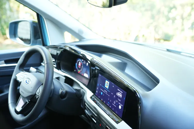 中控台上方設有開放式置物空間，方便放置手機、眼鏡或隨手小物，使用方便又不影響視線。黃天佑攝