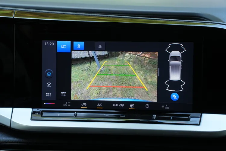 倒車顯影系統提供清晰廣角視野，搭配動態導引線與前後停車雷達，讓Ford Tourneo Connect Active在狹窄巷弄或停車格間都能輕鬆掌握距離，安全便利再加分。黃天佑攝
