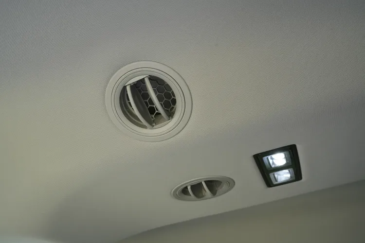 第二、三排座椅上方均設置車頂出風口，確保後排乘客享有均衡的空調風量，提升全車乘員的舒適性。黃天佑攝