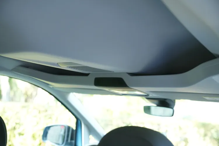 第一排車頂置物槽提供額外收納空間，可放置文件或小型隨身物品，方便取放且不占用座艙空間。黃天佑攝