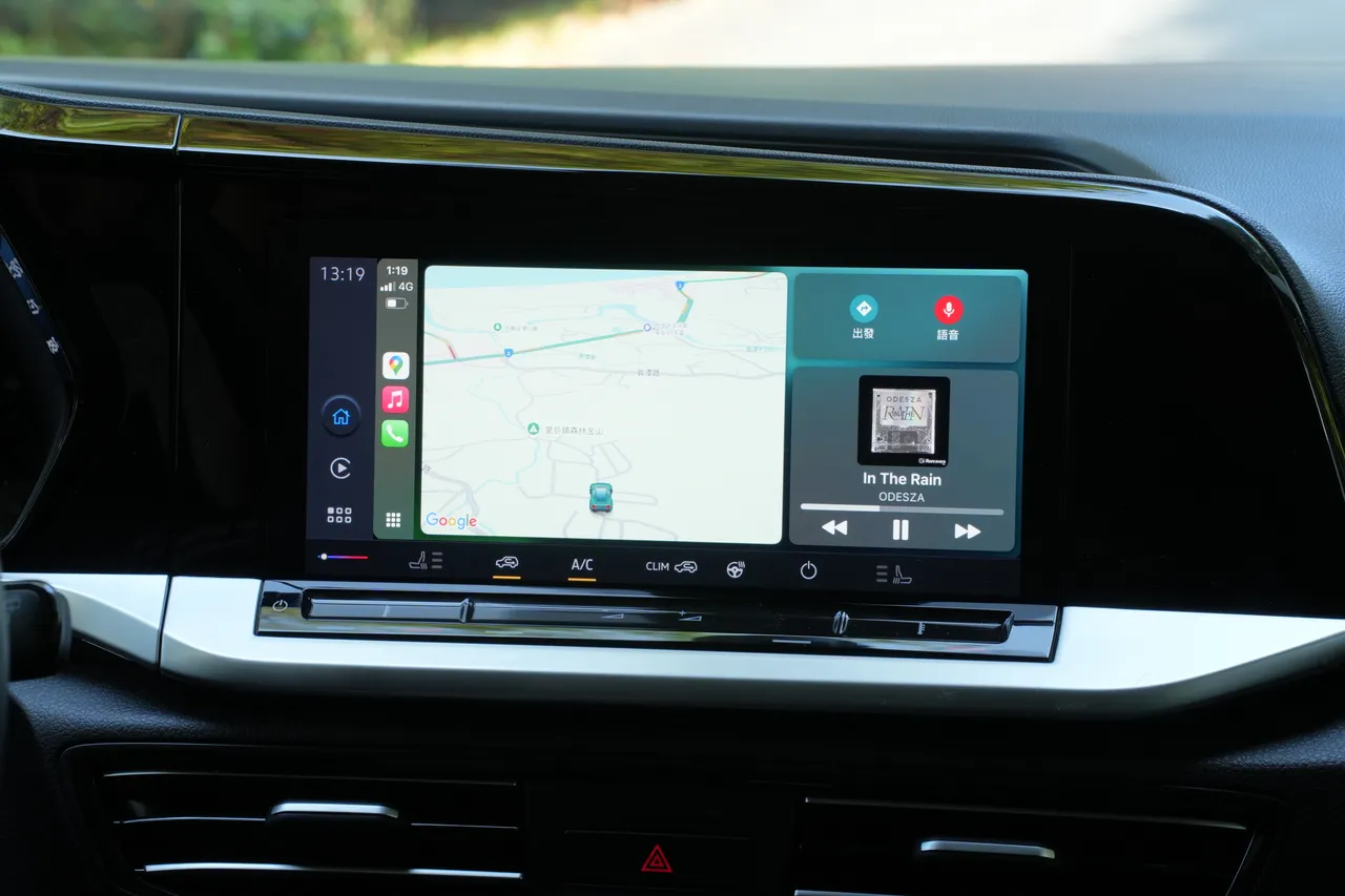 10吋中控觸控螢幕支援無線Apple CarPlay與Android Auto，操作介面清晰流暢，可即時顯示導航、音樂與車況資訊。黃天佑攝