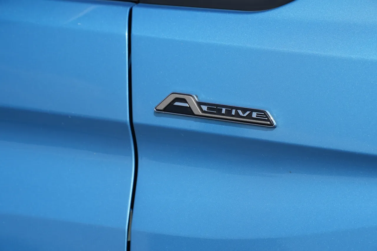 車側專屬「Active」銘牌低調點出身份識別，搭配黑色下飾板與動感腰線，讓Ford Tourneo Connect Active的冒險基因在細節中悄悄流露。黃天佑攝