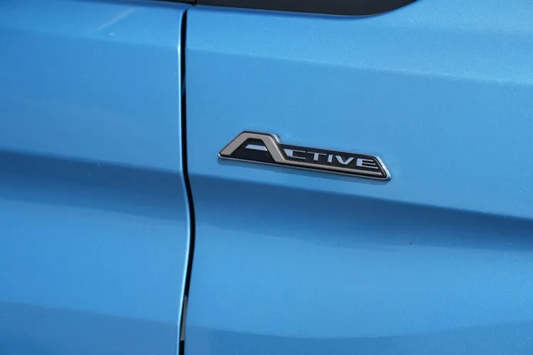 車側專屬「Active」銘牌低調點出身份識別，搭配黑色下飾板與動感腰線，讓Ford Tourneo Connect Active的冒險基因在細節中悄悄流露。黃天佑攝