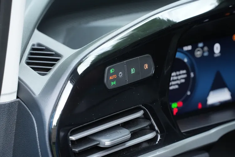 Ford Tourneo Connect Active的頭燈開關採按鍵式操作設計，駕駛只需輕觸即可切換近光、遠光或自動模式，提升操作便利性與駕駛安全性。黃天佑攝