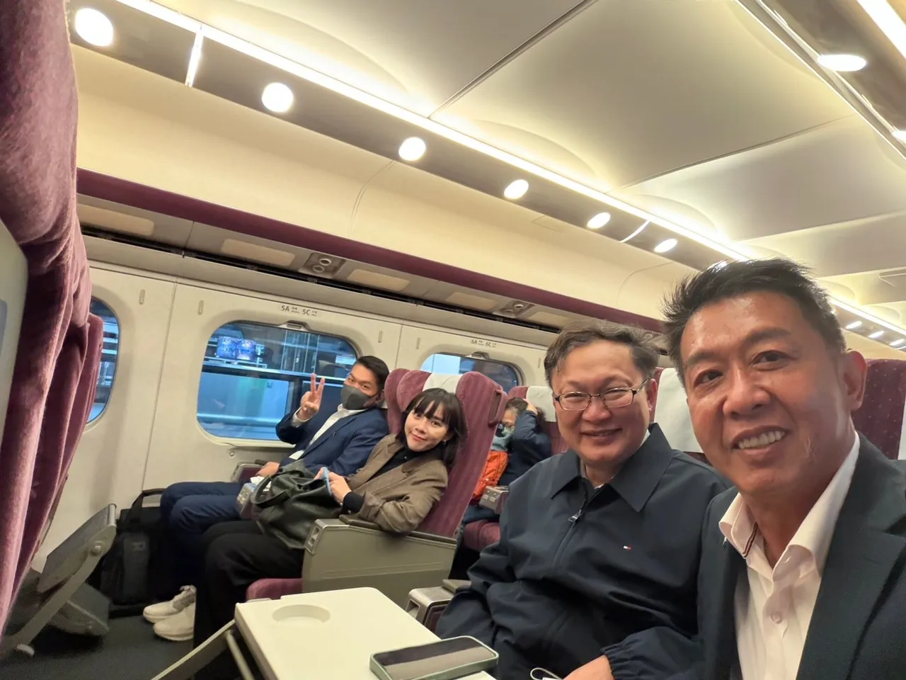 民進黨立委許智傑日前曬出一張高屏區立委在高鐵商務艙上的巧遇照。翻攝《高雄小金剛許智傑》臉書