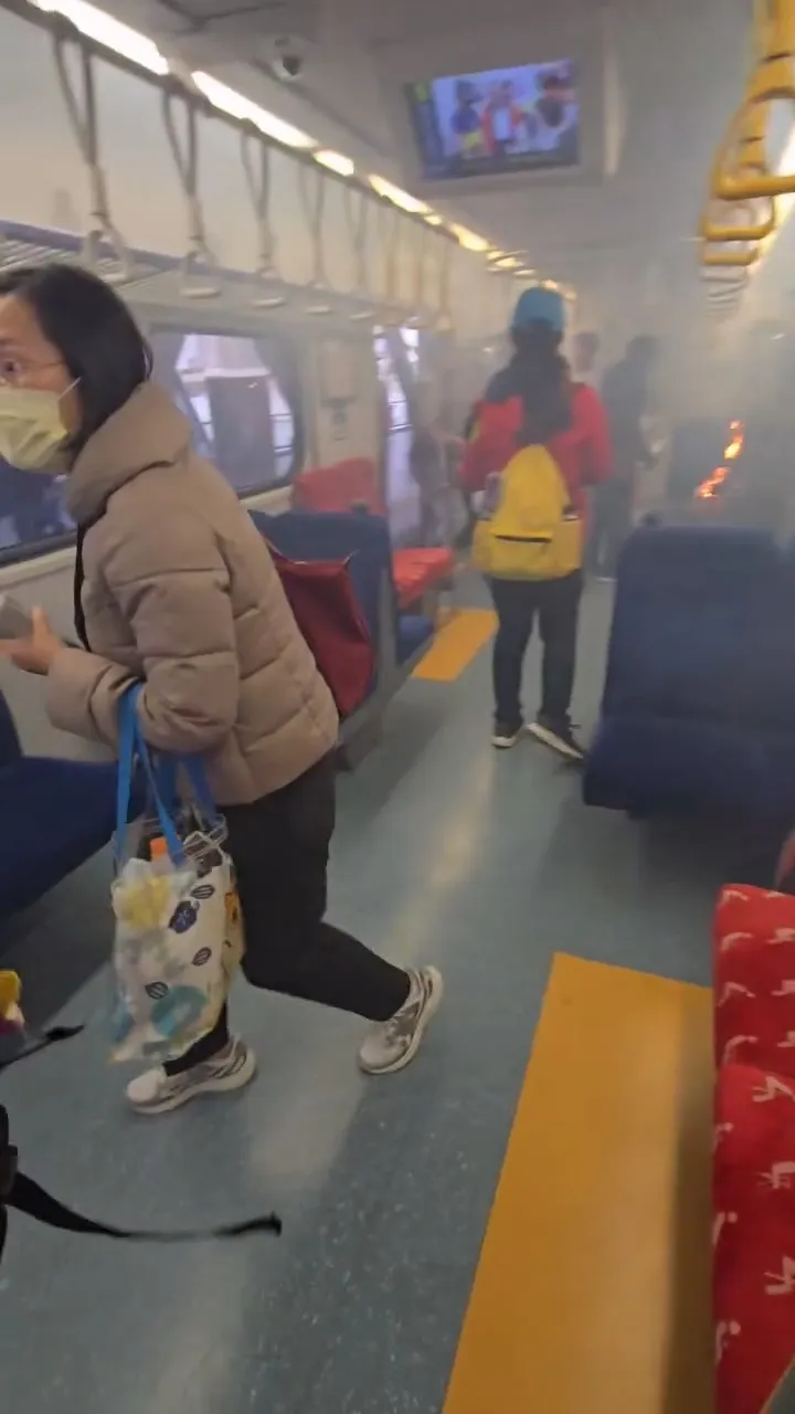 旅客背包内的行动电源自燃，车厢内的乘客纷纷逃至月台。翻摄Threads/tw.tra.train.flight.pig