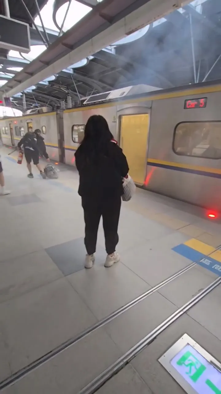 民眾將起火的背包拖至月台。翻攝Threads/tw.tra.train.flight.pig