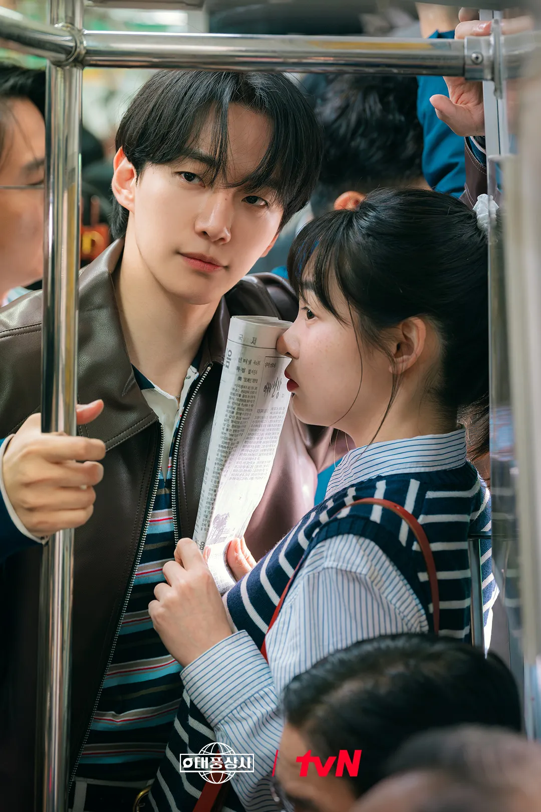 李俊昊（左）地铁上护著金敏荷，让观众看了超心动。翻摄tvN