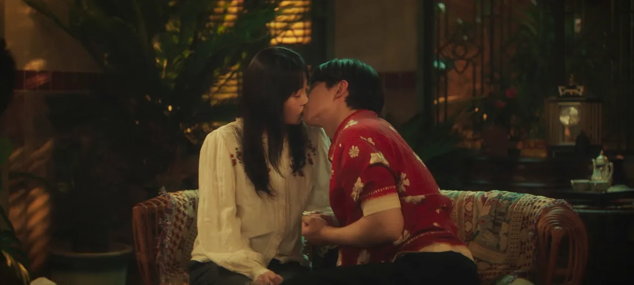 李俊昊（右）第9集试图亲吻金敏荷失败，第10集终于甜蜜开亲。翻摄Netflix