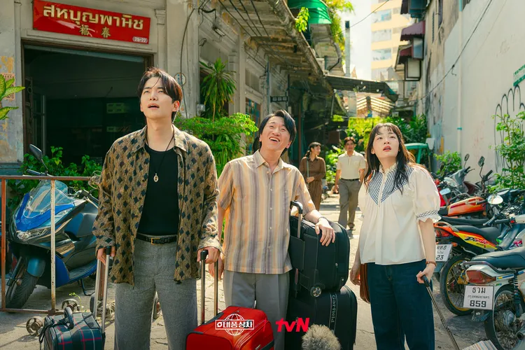 李俊昊（左起）第10集帶著颱風商社科長李昌勳、主任金敏荷到泰國出差。翻攝tvN