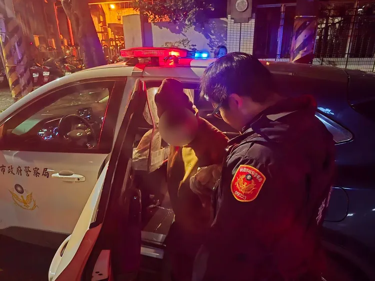 警方以巡邏車把老翁載回派出所。龜山警分局提供