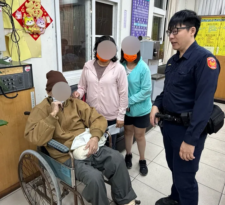 警方通知家人把老翁带返家。龟山警分局提供