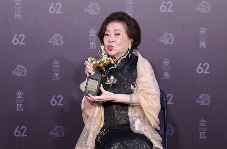 金馬獎｜86歲陳淑芳哽咽領終身成就獎：我不漲價！　西島秀俊也感動拭淚