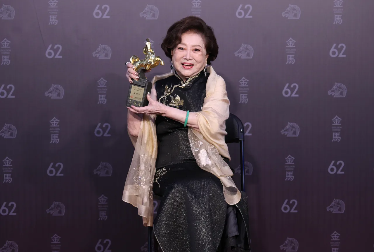 陳淑芳獲頒終身成就獎。攝影中心攝