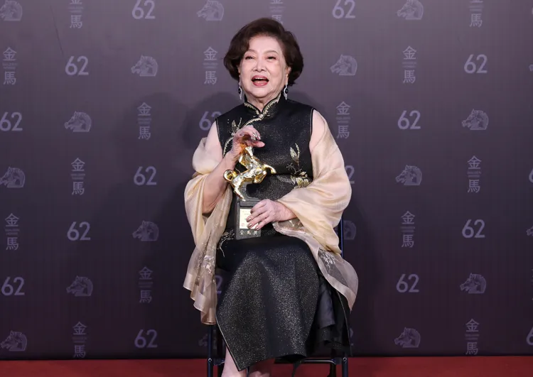 陳淑芳笑領終身成就獎。攝影中心攝