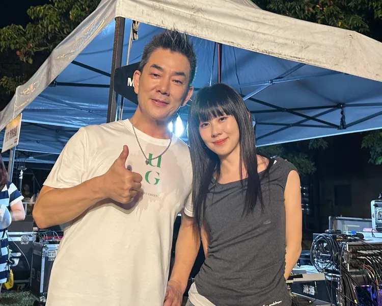 白安（右）日前二度参与田中马拉松「心田中音乐节」，感谢任贤齐私下鼓励与祝福。相信音乐提供