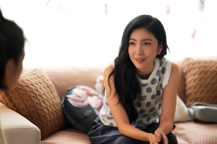 剧中「网红妈妈」杨谨华自导自演策划一场「女儿绑架案」，原为了炒作话题声量，未料过程状况百出，剧情反转。晴天影像提供