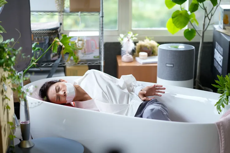 古名伸劇中被女兒綁進浴缸、嘴巴遭膠帶封住，坦言長時間拍攝，「情緒真的被打開」。晴天影像提供