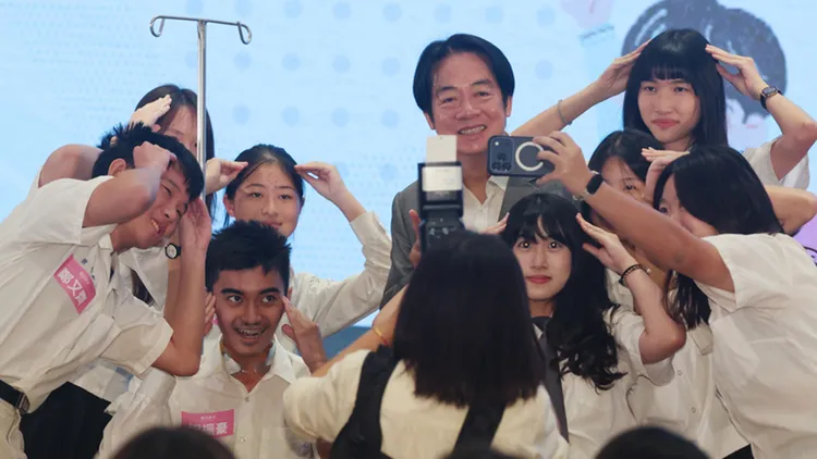 賴清德和另一組學生合照。中央社