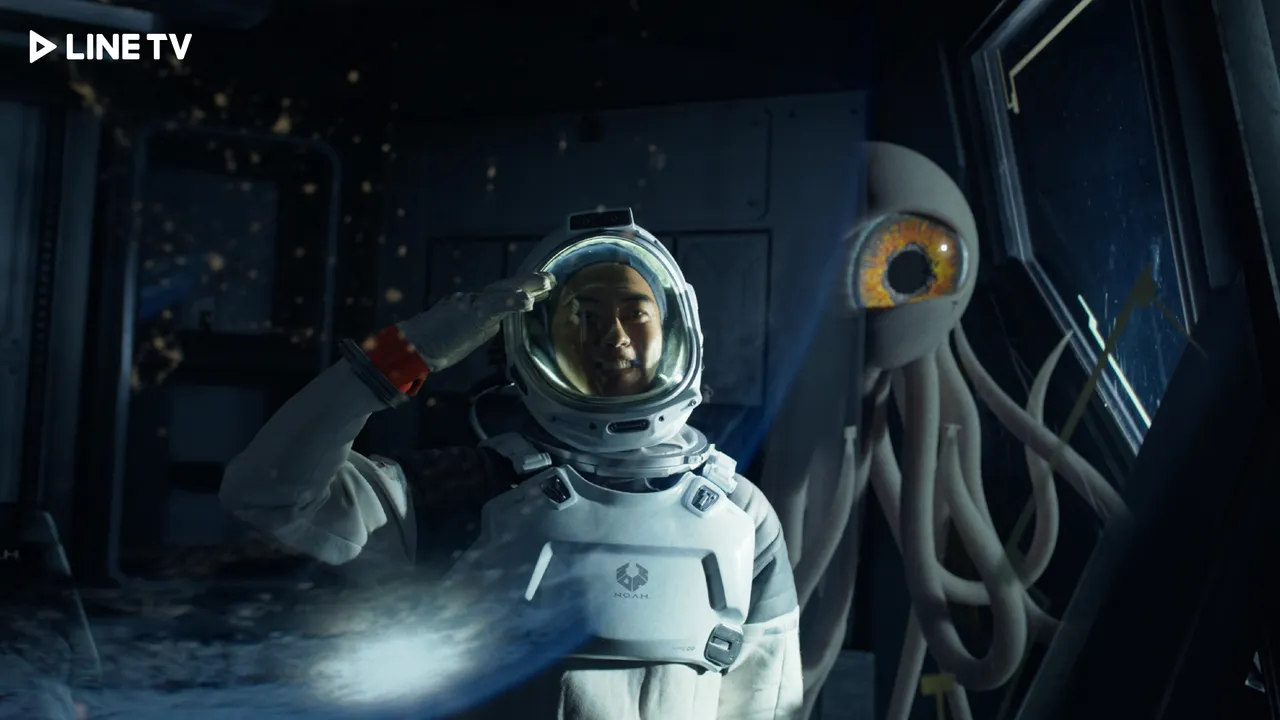 漂流在宇宙的傅孟柏与外星生物「小白」相遇。LINE TV提供