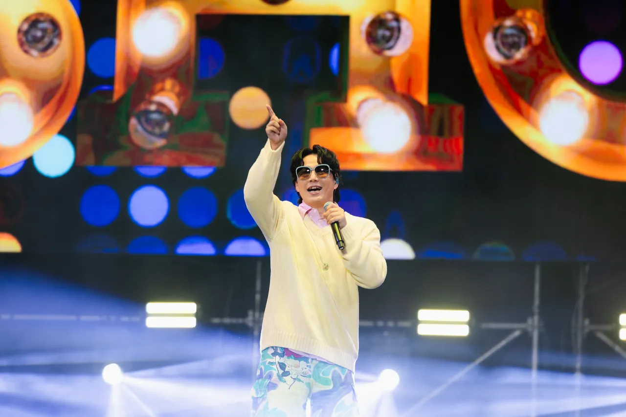 萧煌奇清唱《末班车》宠粉。KKLIVE、混血儿娱乐提供