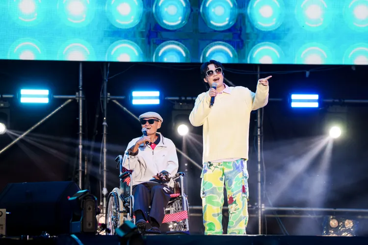 萧煌奇（右）与78岁李炳辉跨时代合作新歌《辉煌旅行社》。KKLIVE、混血儿娱乐提供