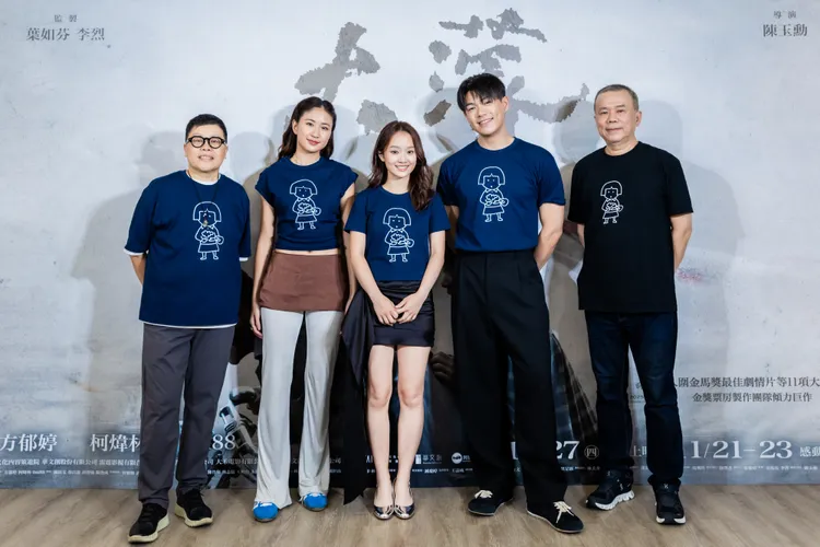 監製葉如芬（左起）、主演9m88、柯煒林、方郁婷與導演陳玉勳一同暢聊拍攝點滴。華文創提供