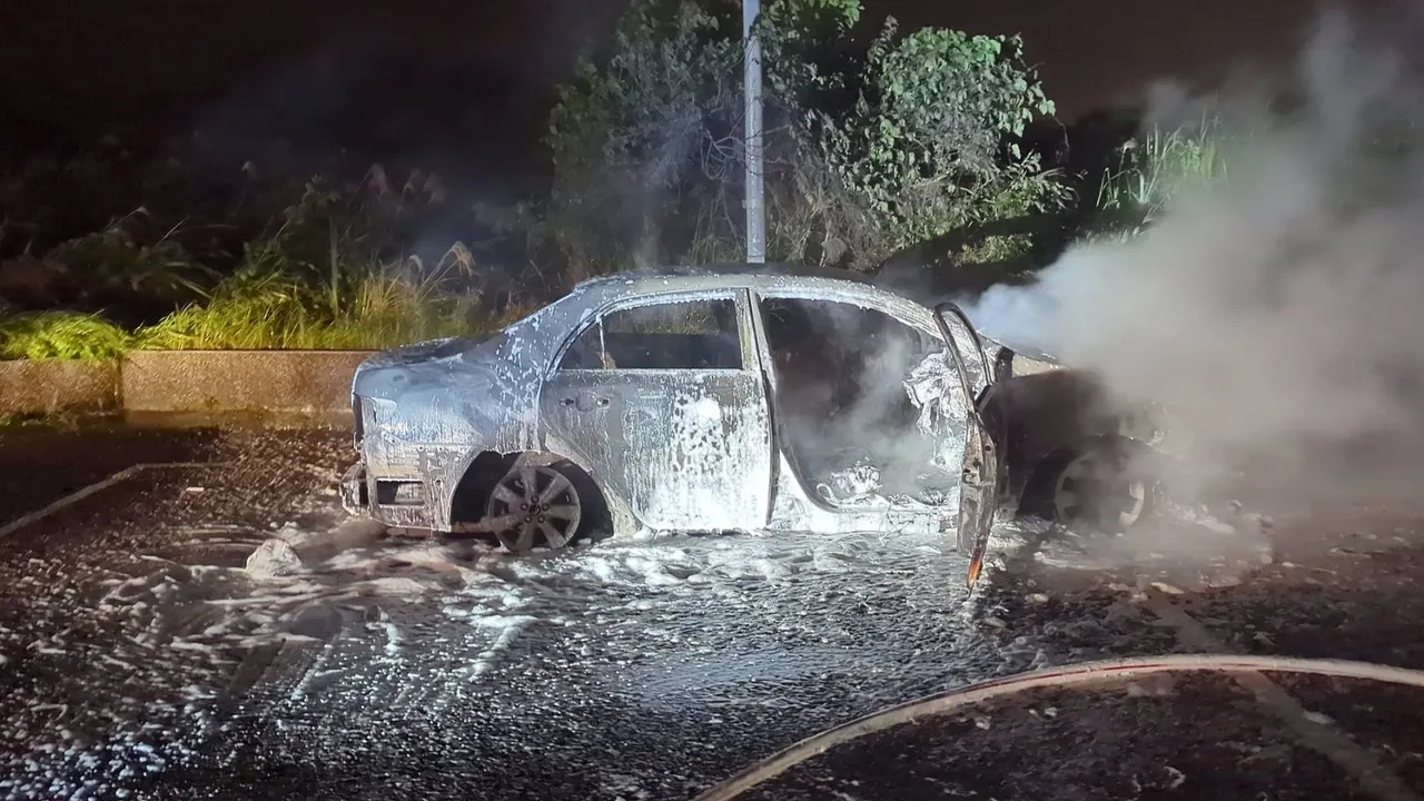 火勢鋪滅時轎車已慘成廢鐵。翻攝照片