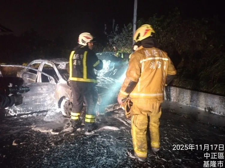 轎車突然陷入火海，所幸警消迅速趕抵將其撲滅。翻攝照片