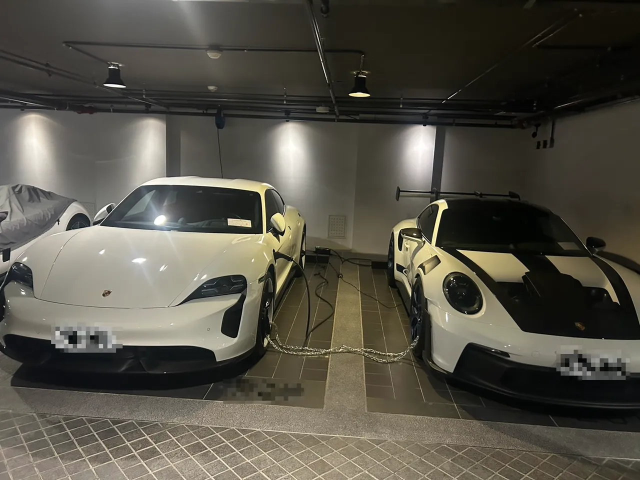 太子集團的跑車車庫有法拉利、麥卡倫、布卡迪等多部稀有跑車。翻攝畫面