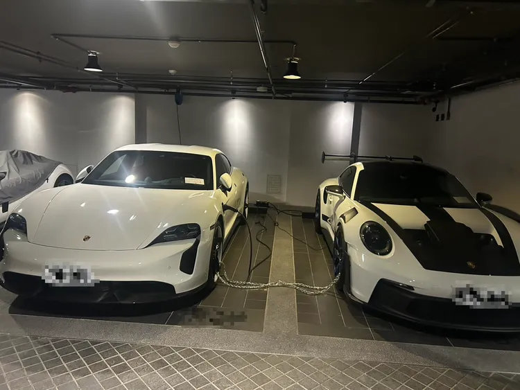太子集團的跑車車庫有法拉利、麥卡倫、布卡迪等多部稀有跑車。翻攝畫面