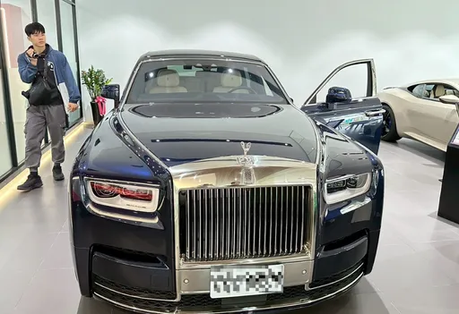 除了法拉利、布卡迪...「太子集團」奢華豪車陣還有勞斯萊斯幻影！