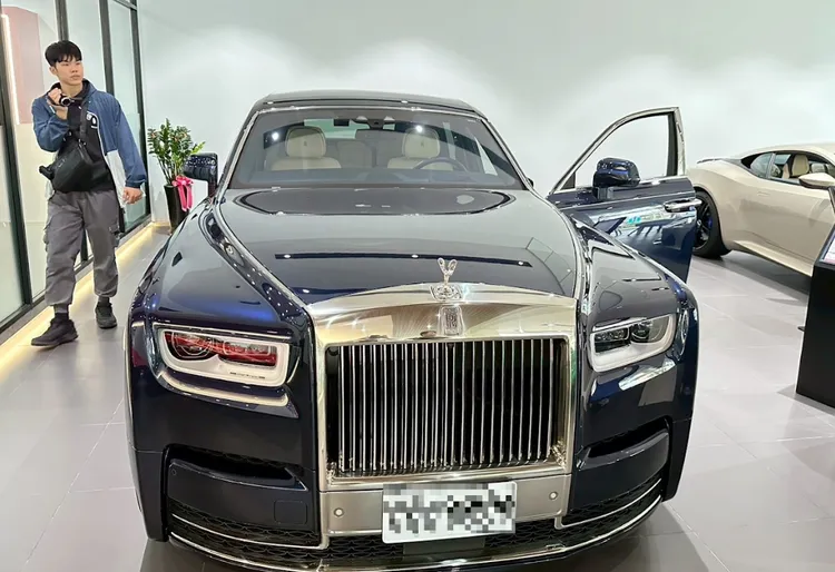 專案小組所查扣的勞斯萊斯幻影。翻攝畫面