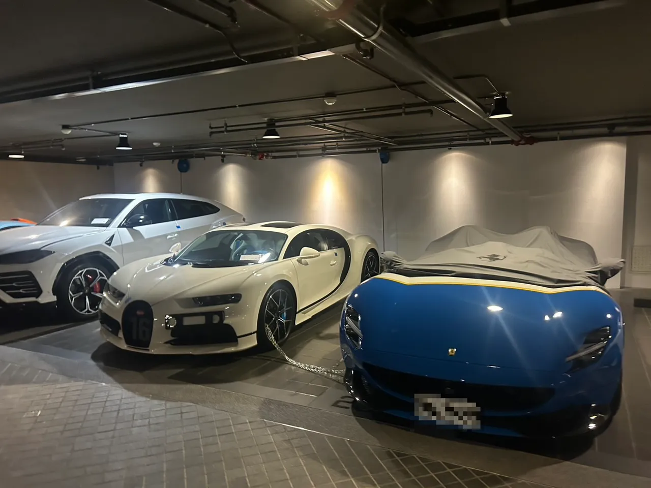 太子集團的跑車車庫有法拉利、麥卡倫、布卡迪等多部稀有跑車。翻攝畫面