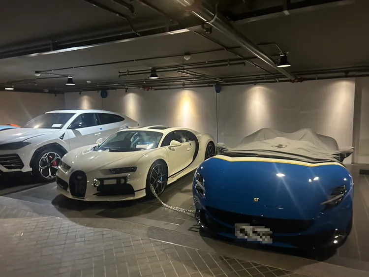 太子集團的跑車車庫有法拉利、麥卡倫、布卡迪等多部稀有跑車。翻攝畫面