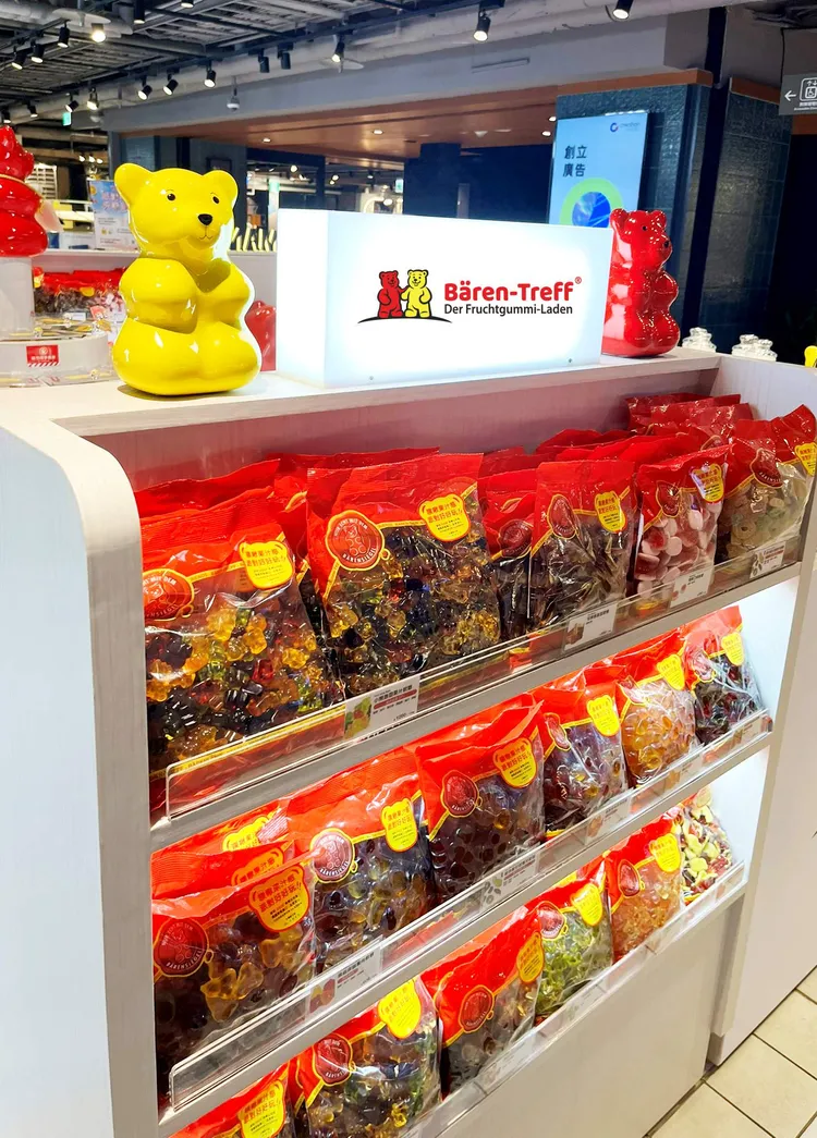 Bären Treff德國派對熊推出專櫃限定「Pick&Go德國派對熊・夾夾購」活動，消費者可從多達35款品項的軟糖中自由挑選。業者提供