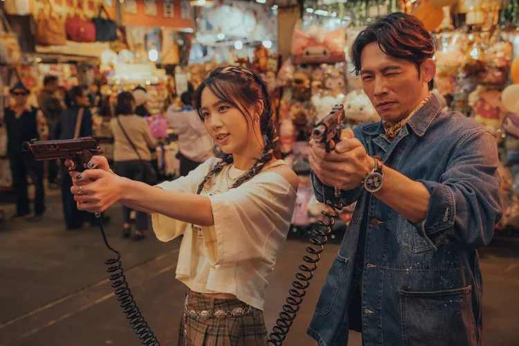 Emma（左）在戲裡和温昇豪演父女，面對爸媽離婚很敏感。六魚文創提供