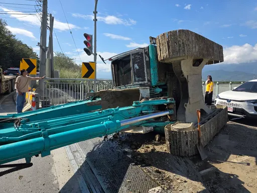 台11线盐寮路段拖板车载运怪手翻覆路面　吓坏路人
