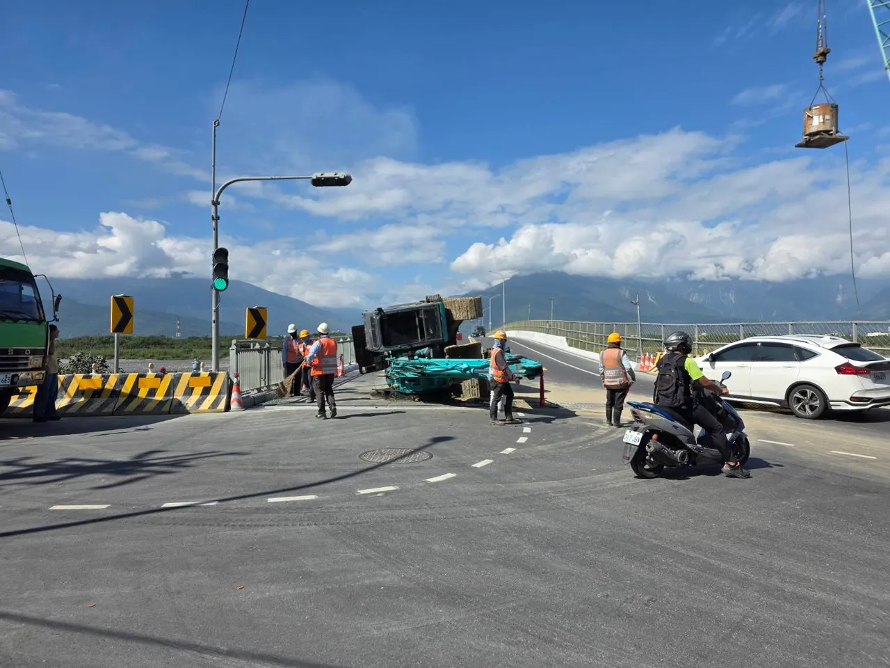 怪手从拖板车上掉落路面吓坏路人。警方提供